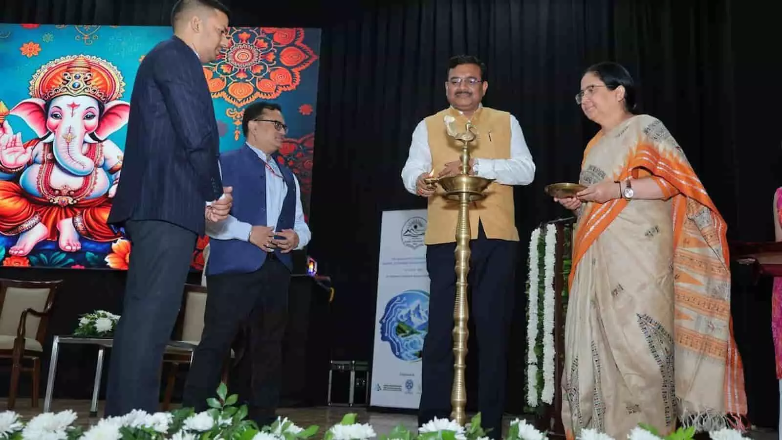 तस्वीर में मुख्य सचिव आनंद बर्द्धन दून विश्वविद्यालय के कार्यक्रम में दीप प्रज्वलित कर रहे हैं। तस्वीर में मुख्य सचिव आनंद बर्द्धन दून विश्वविद्यालय के कार्यक्रम में दीप प्रज्वलित कर रहे हैं।