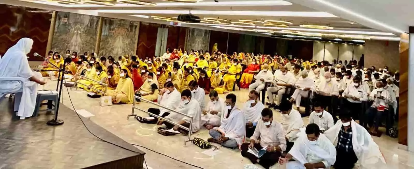 सभागार में बैठी श्रद्धालुओं की भीड़ साध्वी निर्वाणश्री के सान्निध्य में मंत्र जप साधना कर रही है। सभागार में बैठी श्रद्धालुओं की भीड़ साध्वी निर्वाणश्री के सान्निध्य में मंत्र जप साधना कर रही है।