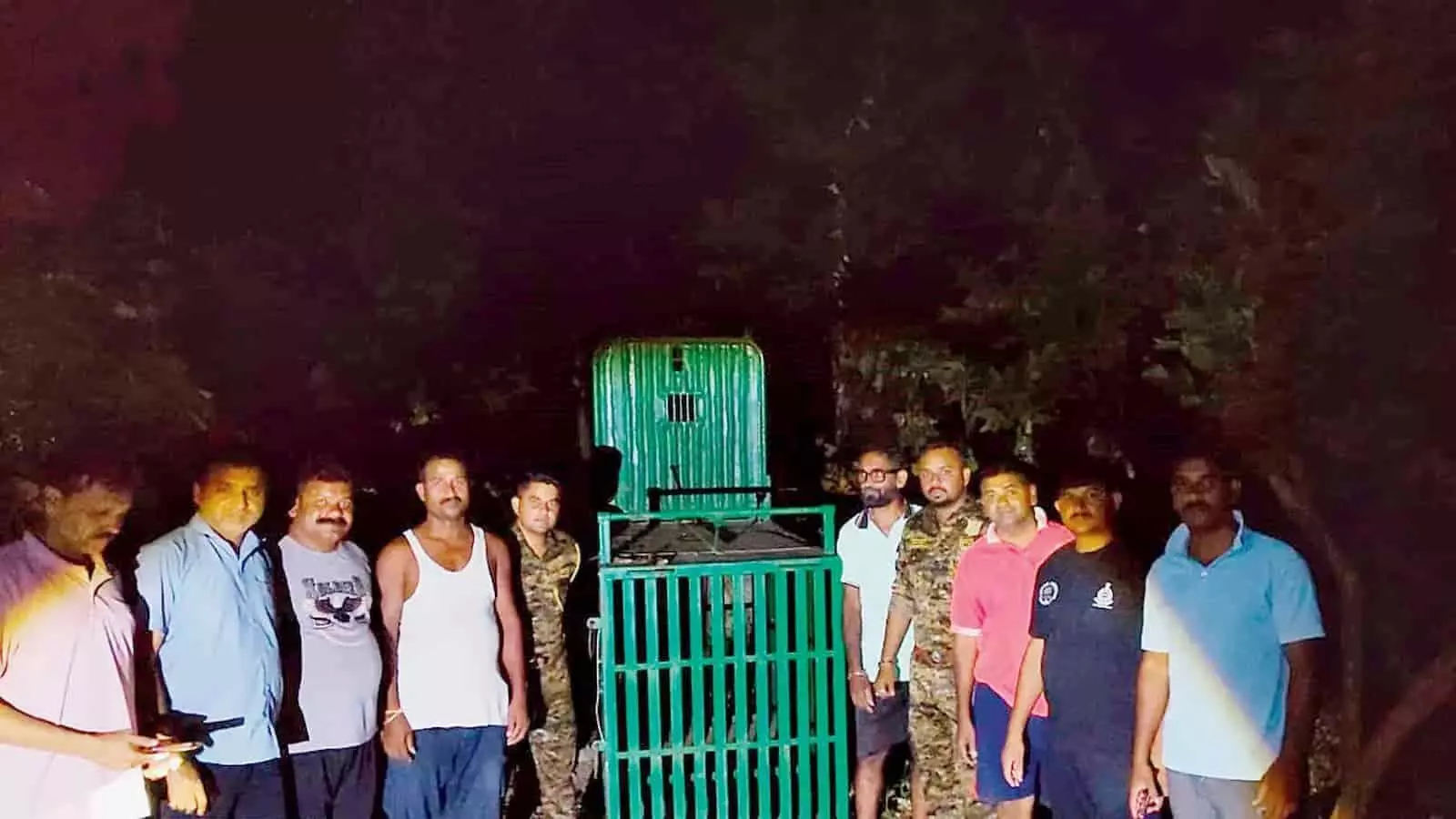 पालघर के नवली गांव के जंगल में तेंदुए के हमले की घटना के बाद वन विभाग और ग्रामीण सुरक्षा का जायजा लेते हुए। पालघर के नवली गांव के जंगल में तेंदुए के हमले की घटना के बाद वन विभाग और ग्रामीण सुरक्षा का जायजा लेते हुए।