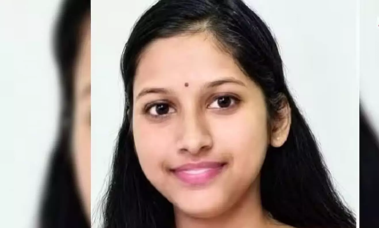 छत्रपति संभाजीनगर में इलेक्ट्रिक हीटर से पानी गर्म करने के दौरान करंट लगने से जान गंवाने वाली नौवीं कक्षा की छात्रा यज्ञा प्रकाश देवरे की तस्वीर। छत्रपति संभाजीनगर में इलेक्ट्रिक हीटर से पानी गर्म करने के दौरान करंट लगने से जान गंवाने वाली नौवीं कक्षा की छात्रा यज्ञा प्रकाश देवरे की तस्वीर।