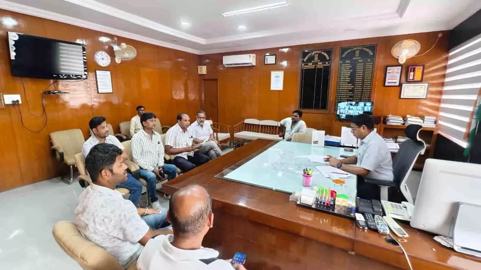 तस्वीर में भाजपा पार्षद बारां जिला कलेक्टर कार्यालय में कलेक्टर से चर्चा करते हुए दिख रहे हैं। तस्वीर में भाजपा पार्षद बारां जिला कलेक्टर कार्यालय में कलेक्टर से चर्चा करते हुए दिख रहे हैं।