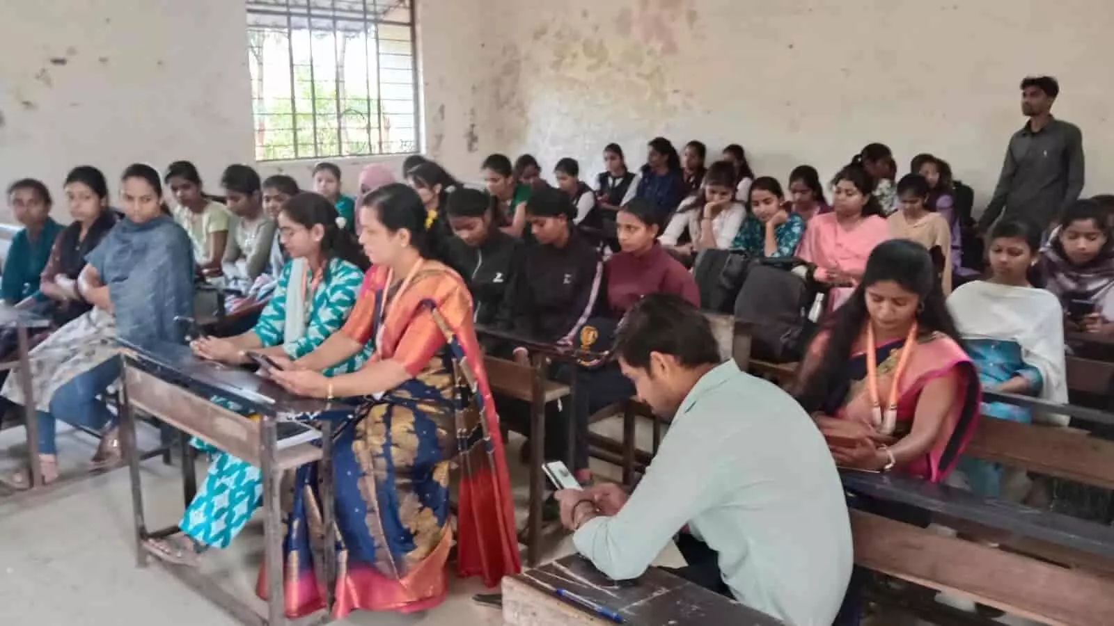 तस्वीर में कक्षा में बैठे विद्यार्थी और शिक्षक सॉफ्ट स्किल्स परिसंवाद में भाग लेते दिख रहे हैं। तस्वीर में कक्षा में बैठे विद्यार्थी और शिक्षक सॉफ्ट स्किल्स परिसंवाद में भाग लेते दिख रहे हैं।
