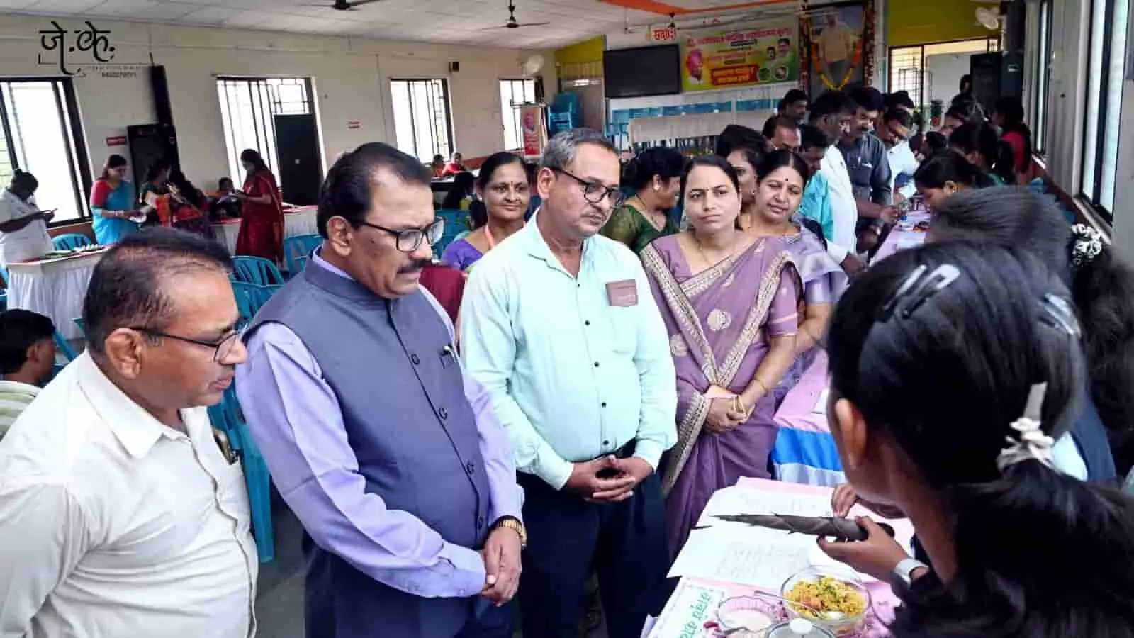 तस्वीर में मुरगूड कॉलेज में रानभाजी प्रदर्शनी के दौरान छात्र के स्टॉल पर व्यंजनों का निरीक्षण करते अतिथि। तस्वीर में मुरगूड कॉलेज में रानभाजी प्रदर्शनी के दौरान छात्र के स्टॉल पर व्यंजनों का निरीक्षण करते अतिथि।