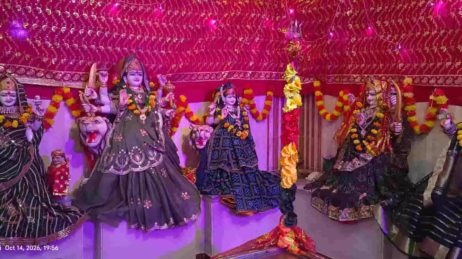 तस्वीर में सोमनाथ महादेव मंदिर में नवरात्रि पर सजी देवी मां की प्रतिमाएं दिख रही हैं। तस्वीर में सोमनाथ महादेव मंदिर में नवरात्रि पर सजी देवी मां की प्रतिमाएं दिख रही हैं।