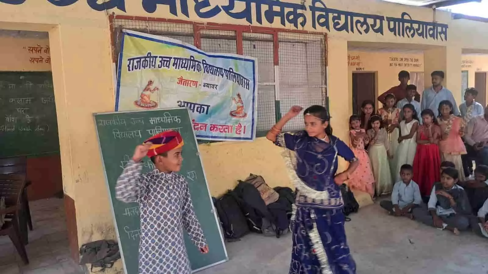 तस्वीर में ब्यावर के पालियावास स्कूल परिसर में राजस्थानी पोशाक पहने बच्चे नृत्य कर मतदाता जागरूकता का संदेश दे रहे हैं। तस्वीर में ब्यावर के पालियावास स्कूल परिसर में राजस्थानी पोशाक पहने बच्चे नृत्य कर मतदाता जागरूकता का संदेश दे रहे हैं।