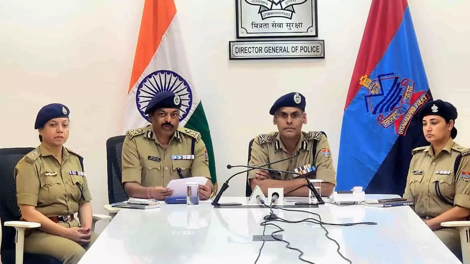 तस्वीर में देहरादून स्थित पुलिस मुख्यालय में अंकिता भंडारी हत्याकांड पर प्रेस कॉन्फ्रेंस करते वरिष्ठ पुलिस अधिकारी बैठे दिख रहे हैं। तस्वीर में देहरादून स्थित पुलिस मुख्यालय में अंकिता भंडारी हत्याकांड पर प्रेस कॉन्फ्रेंस करते वरिष्ठ पुलिस अधिकारी बैठे दिख रहे हैं।