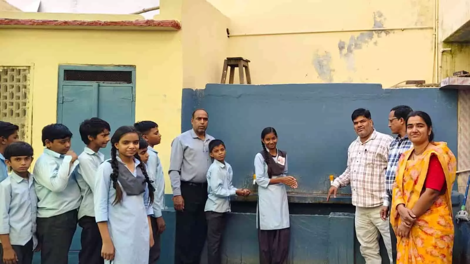 तस्वीर में राजसमंद के आमेट विद्यालय परिसर में हाथ धोते बच्चे और शिक्षक। तस्वीर में राजसमंद के आमेट विद्यालय परिसर में हाथ धोते बच्चे और शिक्षक।