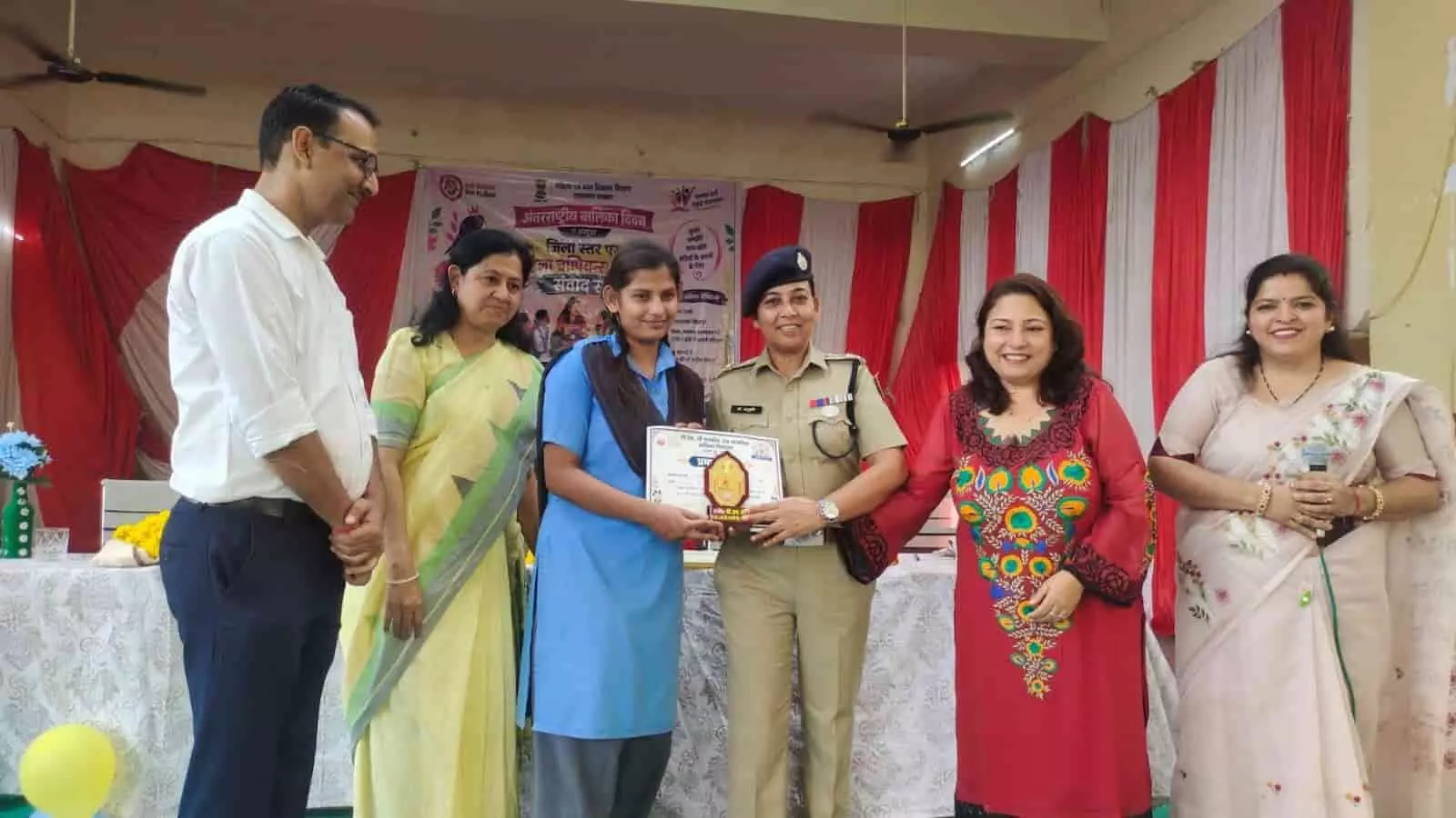तस्वीर में अतिरिक्त पुलिस अधीक्षक अनुकृति उज्जैनिया ब्यावर में एक छात्रा को प्रशस्ति पत्र सौंपती दिख रही हैं। तस्वीर में अतिरिक्त पुलिस अधीक्षक अनुकृति उज्जैनिया ब्यावर में एक छात्रा को प्रशस्ति पत्र सौंपती दिख रही हैं।
