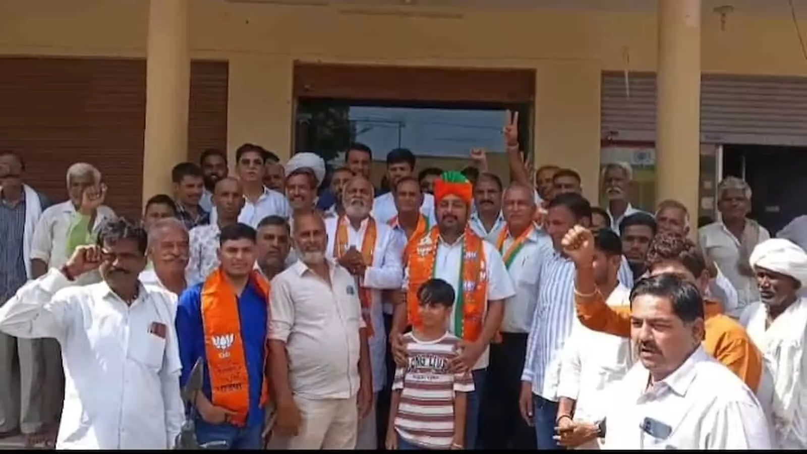 तस्वीर में सहाड़ा पंचायत समिति चुनाव के नामांकन के बाद समर्थकों के साथ खड़े प्रत्याशी। तस्वीर में सहाड़ा पंचायत समिति चुनाव के नामांकन के बाद समर्थकों के साथ खड़े प्रत्याशी।