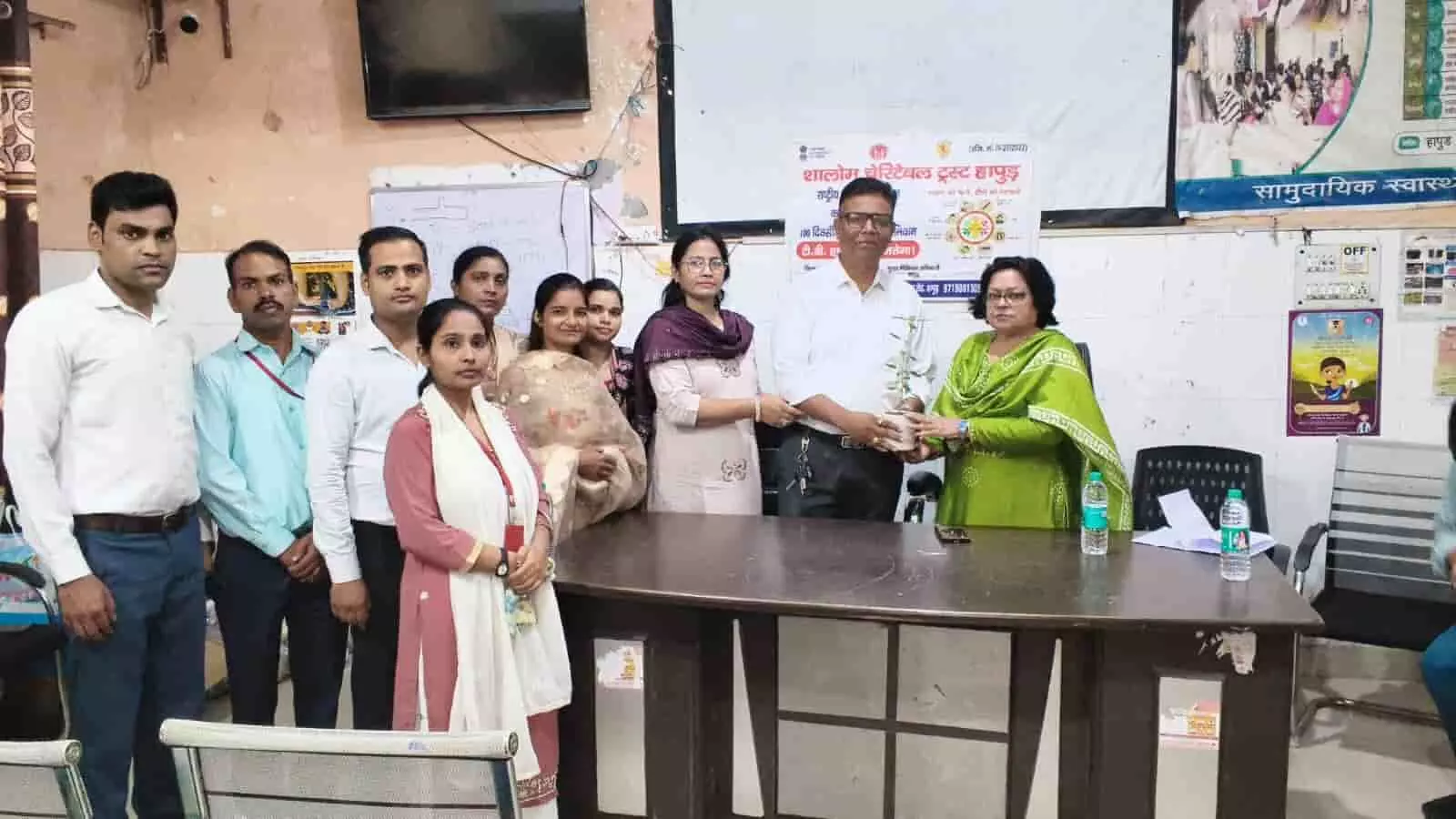 तस्वीर में पुलिस कार्रवाई के संदर्भ में हापुड़ देहात थाना पुलिस की टीम मौजूद है। तस्वीर में पुलिस कार्रवाई के संदर्भ में हापुड़ देहात थाना पुलिस की टीम मौजूद है।