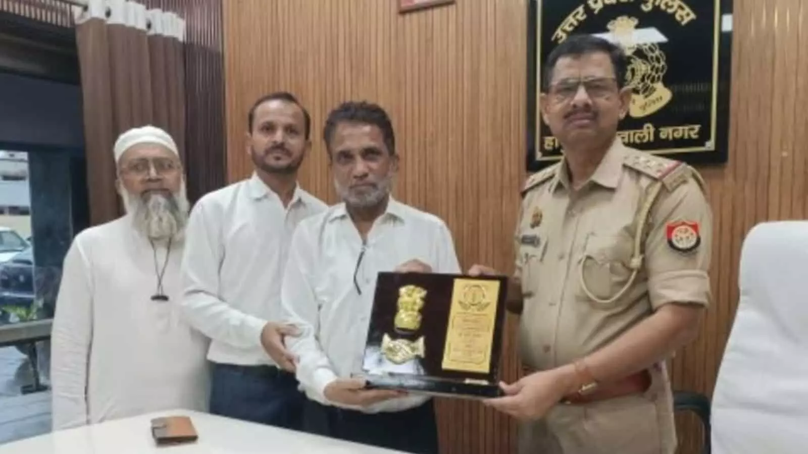 तस्वीर में हापुड़ कोतवाली प्रभारी सुरेश कुमार को सैफी सेवा फाउंडेशन के सदस्य सम्मान शील्ड भेंट कर रहे हैं। तस्वीर में हापुड़ कोतवाली प्रभारी सुरेश कुमार को सैफी सेवा फाउंडेशन के सदस्य सम्मान शील्ड भेंट कर रहे हैं।