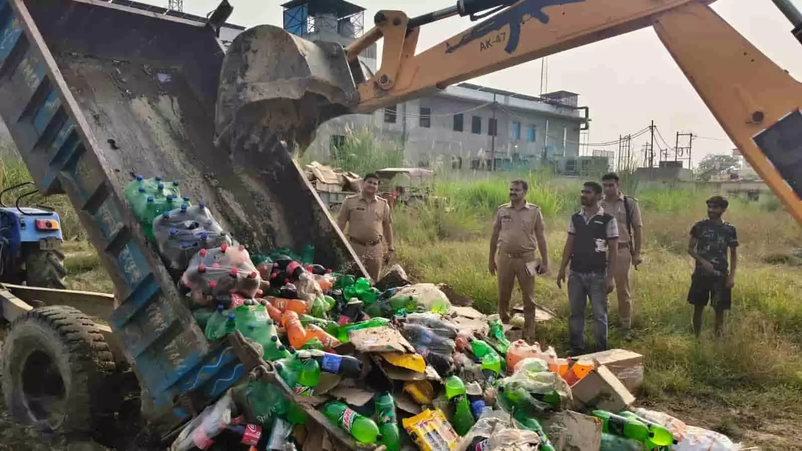 तस्वीर में पुलिसकर्मी हापुड़ के पिलखुवा में गड्ढे में जब्त अवैध शराब नष्ट करवाते हुए दिख रहे हैं। तस्वीर में पुलिसकर्मी हापुड़ के पिलखुवा में गड्ढे में जब्त अवैध शराब नष्ट करवाते हुए दिख रहे हैं।