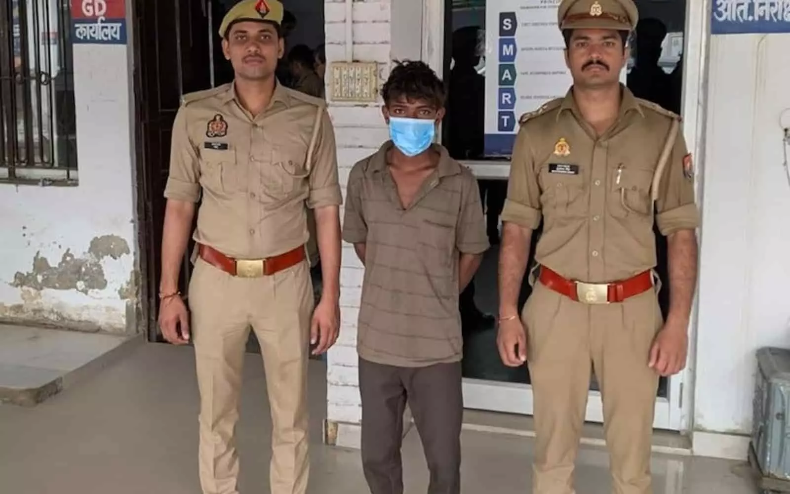 हापुड़ जिले के धौलाना थाना क्षेत्र में पॉक्सो एक्ट और एससी/एसटी एक्ट के तहत दर्ज मुकदमे में वांछित अभियुक्त को गिरफ्तार करने के बाद हिरासत में ले जाती पुलिस टीम। हापुड़ जिले के धौलाना थाना क्षेत्र में पॉक्सो एक्ट और एससी/एसटी एक्ट के तहत दर्ज मुकदमे में वांछित अभियुक्त को गिरफ्तार करने के बाद हिरासत में ले जाती पुलिस टीम।