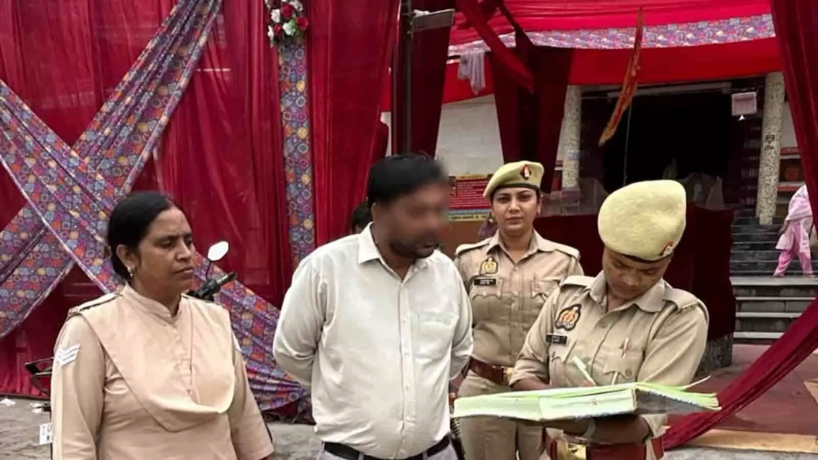 तस्वीर में महिला पुलिसकर्मी हापुड़ में मिशन शक्ति अभियान के तहत सार्वजनिक स्थान पर एक संदिग्ध युवक से पूछताछ कर रही हैं। तस्वीर में महिला पुलिसकर्मी हापुड़ में मिशन शक्ति अभियान के तहत सार्वजनिक स्थान पर एक संदिग्ध युवक से पूछताछ कर रही हैं।