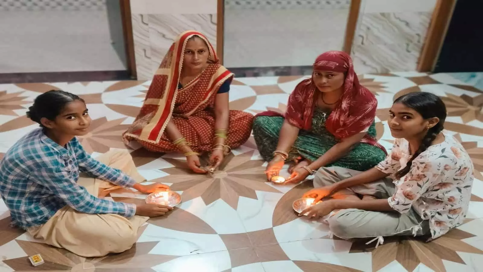डीग में मतदाता जागरूकता अभियान के तहत एक दीप लोकतंत्र के नाम कार्यक्रम में दीपदान करतीं छात्राएं। डीग में मतदाता जागरूकता अभियान के तहत एक दीप लोकतंत्र के नाम कार्यक्रम में दीपदान करतीं छात्राएं।