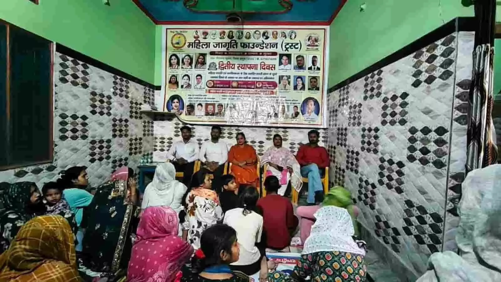 तस्वीर में हापुड़ के पीरनगर सूदना में मिशन शक्ति कार्यक्रम में बैठी महिलाएं दिख रही हैं। तस्वीर में हापुड़ के पीरनगर सूदना में मिशन शक्ति कार्यक्रम में बैठी महिलाएं दिख रही हैं।