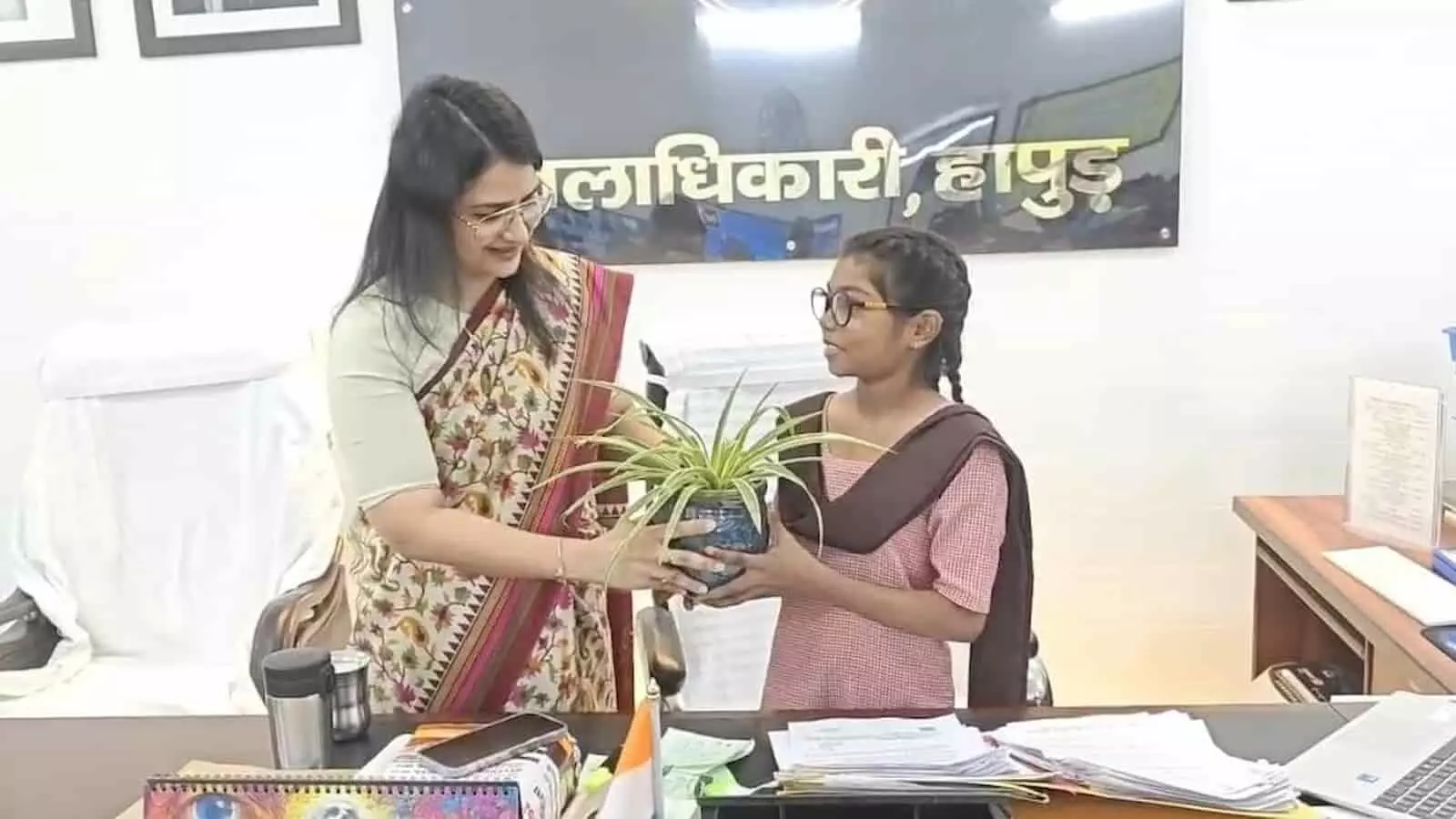 तस्वीर में जिलाधिकारी कार्यालय हापुड़ में छात्रा निधि को पौधा भेंट करतीं डीएम कविता मीना। तस्वीर में जिलाधिकारी कार्यालय हापुड़ में छात्रा निधि को पौधा भेंट करतीं डीएम कविता मीना।