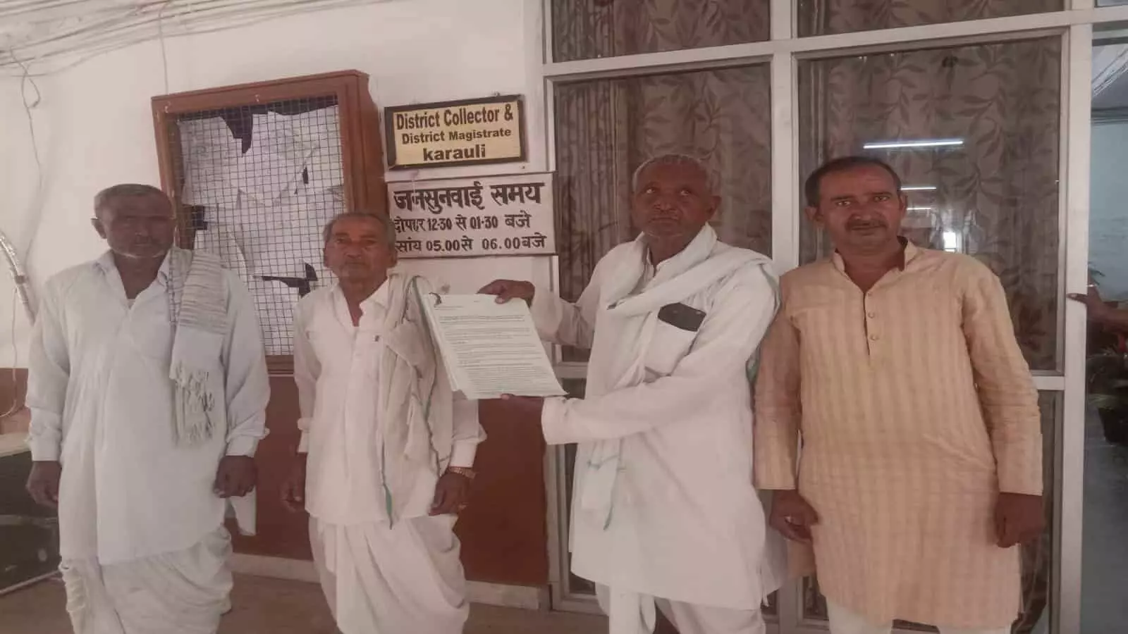 तस्वीर में करौली जिला कलेक्टर कार्यालय के बाहर ज्ञापन सौंपते हुए गांवड़ी मीना ग्राम पंचायत के स्थानीय ग्रामीण। तस्वीर में करौली जिला कलेक्टर कार्यालय के बाहर ज्ञापन सौंपते हुए गांवड़ी मीना ग्राम पंचायत के स्थानीय ग्रामीण।