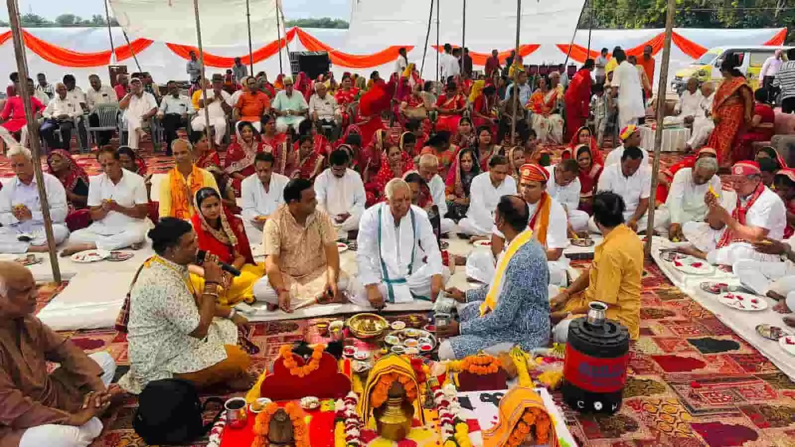 तस्वीर में आजादनगर मेडिसिटी ग्राउंड भीलवाड़ा में भूमि पूजन अनुष्ठान करते श्रद्धालु दिख रहे हैं तस्वीर में आजादनगर मेडिसिटी ग्राउंड भीलवाड़ा में भूमि पूजन अनुष्ठान करते श्रद्धालु दिख रहे हैं