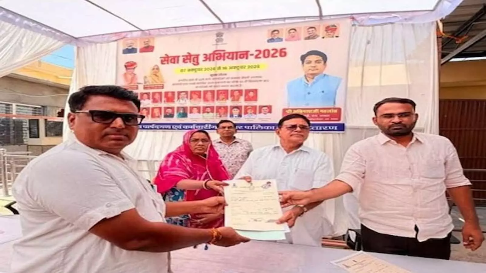जैतारण नगर पालिका में सेवा सेतु अभियान के तहत 69-क पट्टा दस्तावेज जारी होने के संदर्भ में तस्वीर। जैतारण नगर पालिका में सेवा सेतु अभियान के तहत 69-क पट्टा दस्तावेज जारी होने के संदर्भ में तस्वीर।