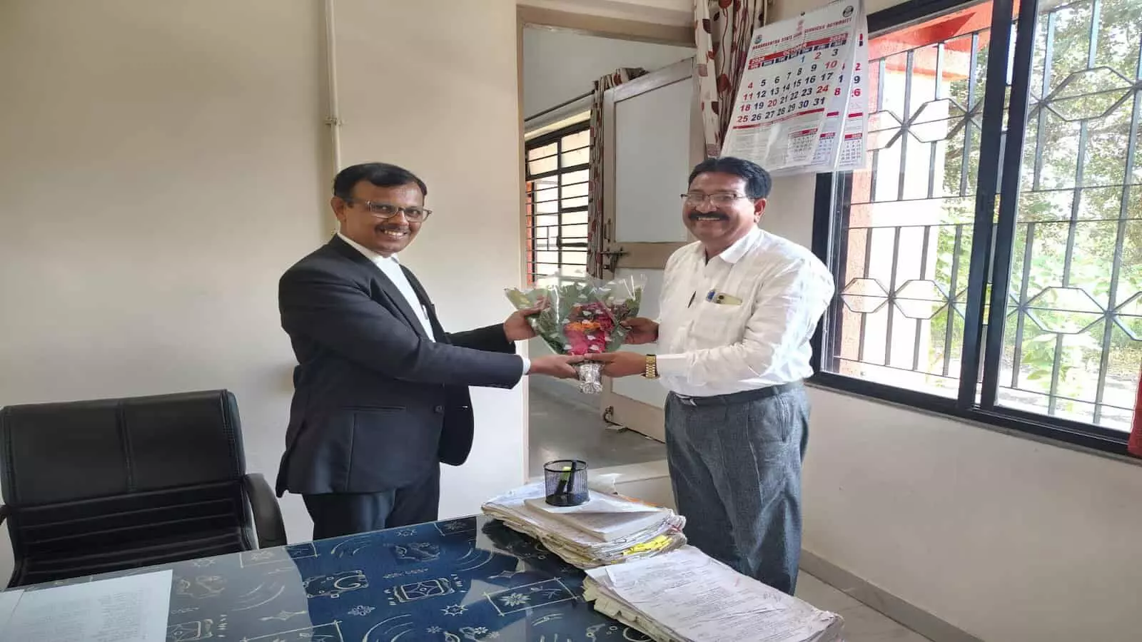 तस्वीर में समुद्रपूर न्यायालय में न्यायमूर्ति प्रकाश पाटील द्वारा प्रा. मेघश्याम ढाकरे का सम्मान किया जा रहा है। तस्वीर में समुद्रपूर न्यायालय में न्यायमूर्ति प्रकाश पाटील द्वारा प्रा. मेघश्याम ढाकरे का सम्मान किया जा रहा है।