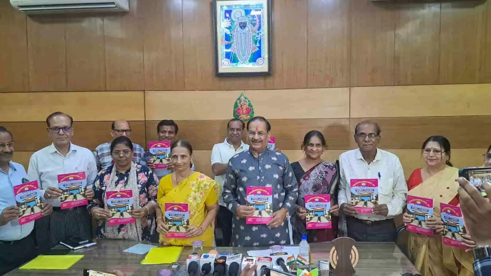 तस्वीर में कोटा में पुस्तिका का विमोचन करते श्री हितकारी विद्यालय सहकारी समिति के पदाधिकारी दिख रहे हैं। तस्वीर में कोटा में पुस्तिका का विमोचन करते श्री हितकारी विद्यालय सहकारी समिति के पदाधिकारी दिख रहे हैं।