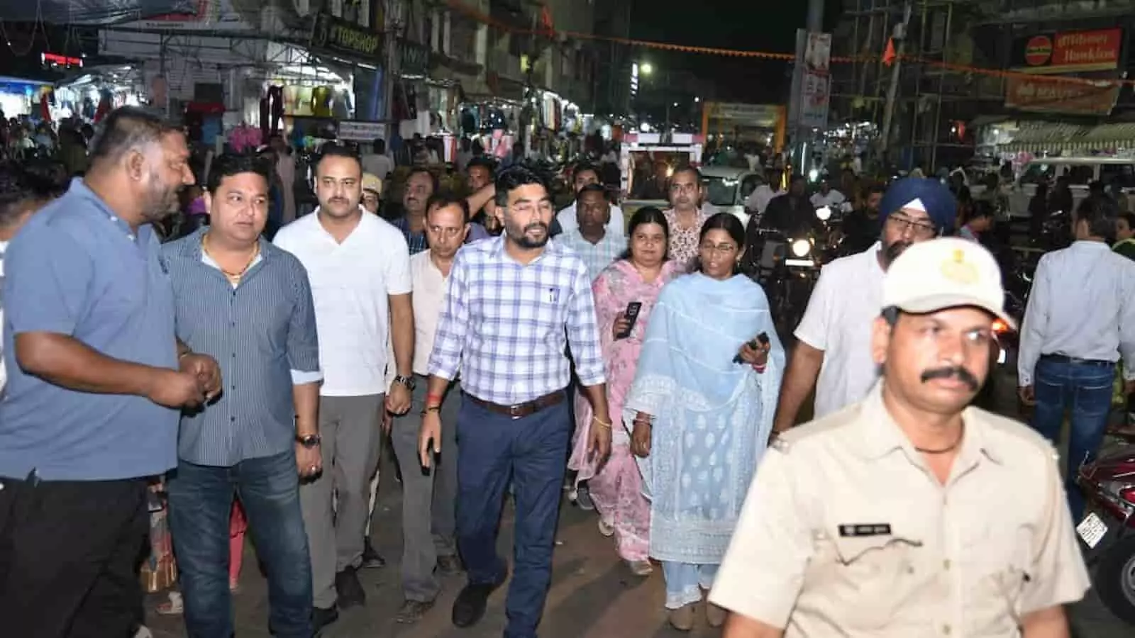 तस्वीर में कोटा के रामबारात शोभायात्रा मार्ग पर निरीक्षण करते नगर निगम आयुक्त और अधिकारी दिखाई दे रहे हैं। तस्वीर में कोटा के रामबारात शोभायात्रा मार्ग पर निरीक्षण करते नगर निगम आयुक्त और अधिकारी दिखाई दे रहे हैं।