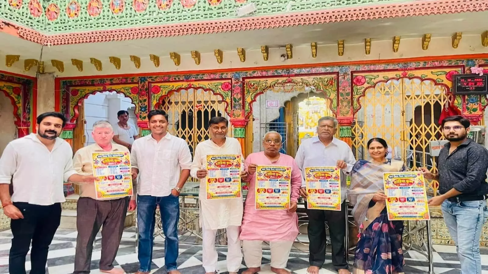 तस्वीर में बारां स्थित श्री सत्यनारायण मंदिर में पोस्टर विमोचन करते वैश्य समाज के प्रतिनिधि दिखे। तस्वीर में बारां स्थित श्री सत्यनारायण मंदिर में पोस्टर विमोचन करते वैश्य समाज के प्रतिनिधि दिखे।