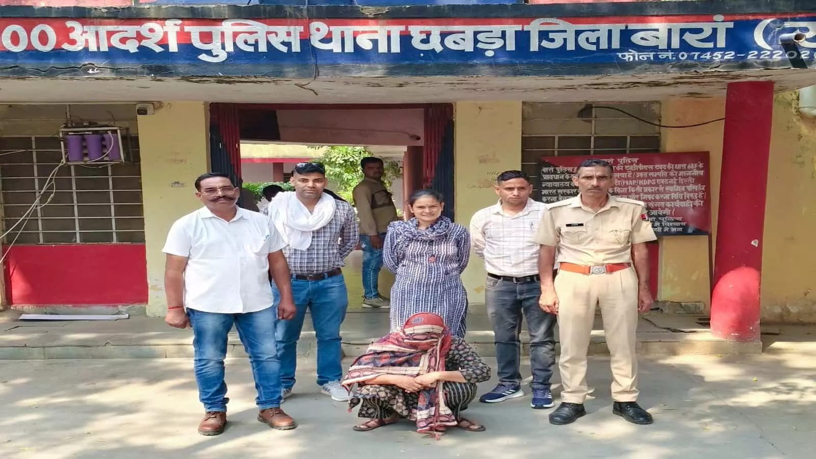 तस्वीर में दिख रही पुलिस गिरफ्त में महिला ठग संतोष बाई नागर जो साध्वी का भेष बदलकर छिप रही थी। तस्वीर में दिख रही पुलिस गिरफ्त में महिला ठग संतोष बाई नागर जो साध्वी का भेष बदलकर छिप रही थी।