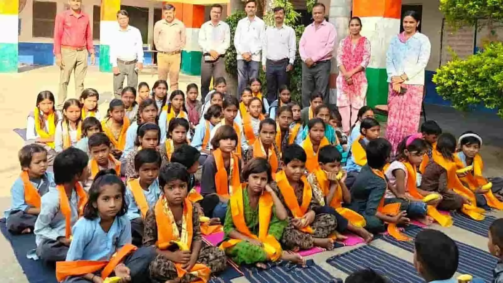 तस्वीर में पायरों का खेड़ा विद्यालय परिसर में कन्या पूजन के दौरान बैठे बच्चे और शिक्षक तस्वीर में पायरों का खेड़ा विद्यालय परिसर में कन्या पूजन के दौरान बैठे बच्चे और शिक्षक