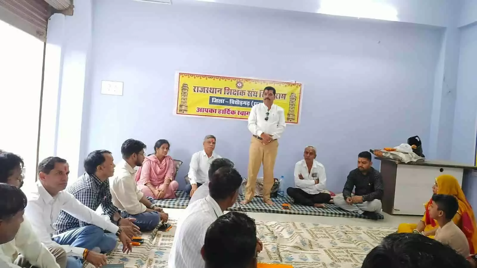 तस्वीर में राजस्थान शिक्षक संघ सियाराम के पदाधिकारी बड़ी सादड़ी में आयोजित एक बैठक के दौरान चर्चा करते हुए दिख रहे हैं। तस्वीर में राजस्थान शिक्षक संघ सियाराम के पदाधिकारी बड़ी सादड़ी में आयोजित एक बैठक के दौरान चर्चा करते हुए दिख रहे हैं।