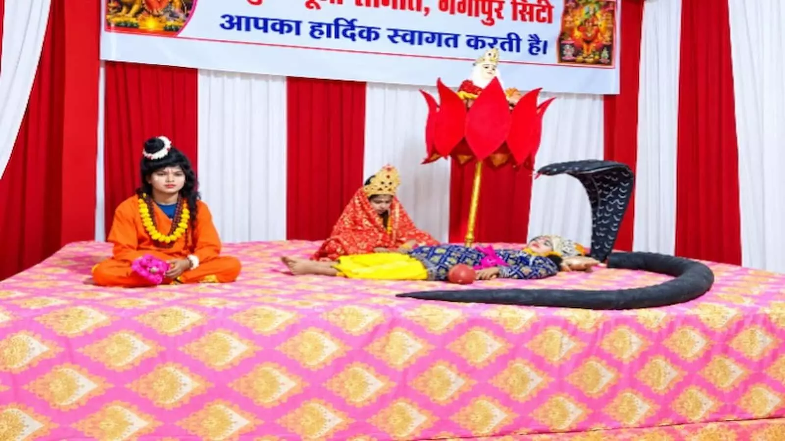 गंगापुर सिटी में नवरात्रा महोत्सव के दौरान महाआरती में भाग लेते महिला और पुरुष श्रद्धालु। गंगापुर सिटी में नवरात्रा महोत्सव के दौरान महाआरती में भाग लेते महिला और पुरुष श्रद्धालु।