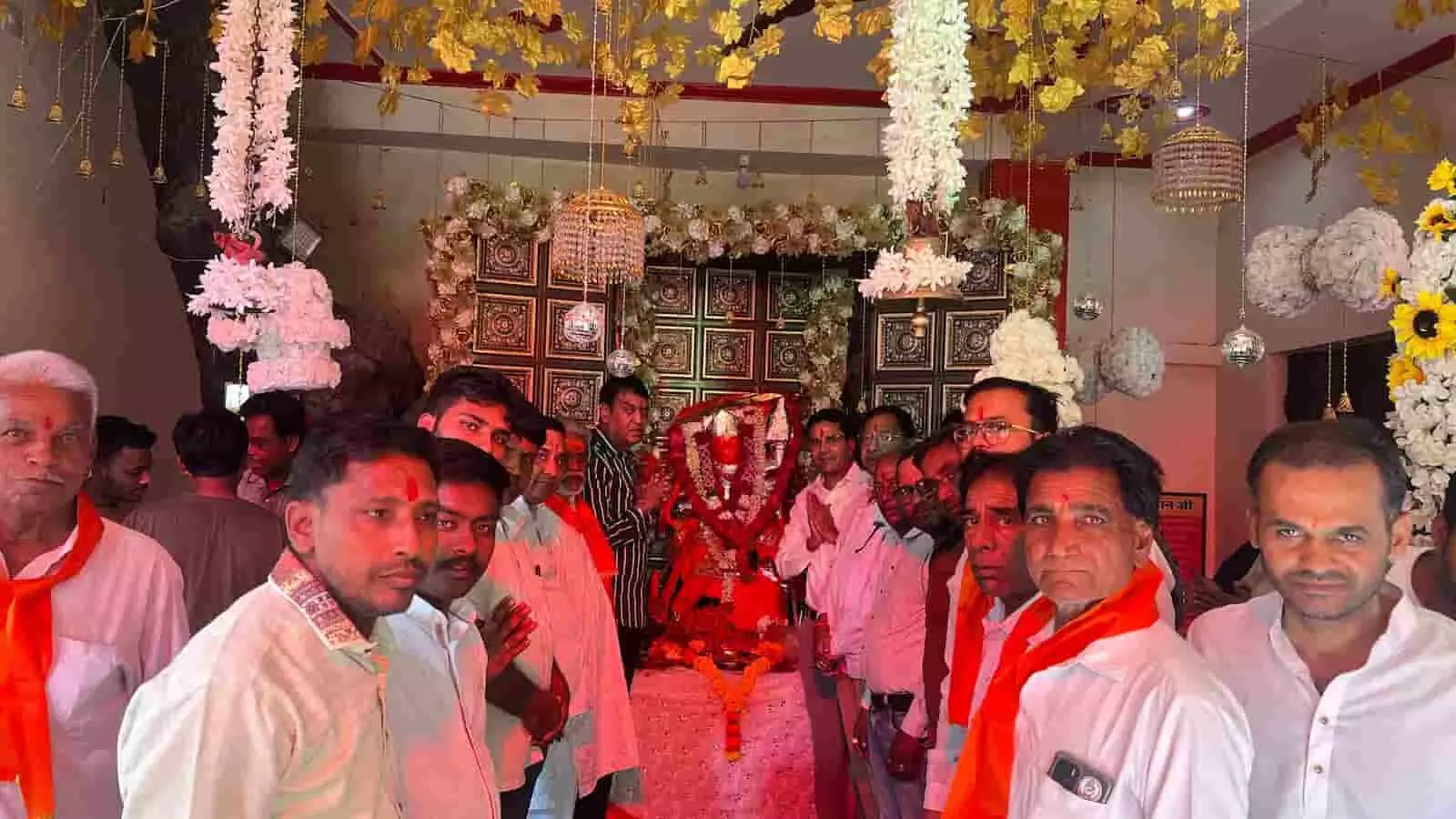 तस्वीर में निंबाहेड़ा के श्री चौकन्ना बालाजी मंदिर के प्रथम पाटोत्सव में दर्शन करते हुए श्रद्धालु और अतिथि नजर आ रहे हैं। तस्वीर में निंबाहेड़ा के श्री चौकन्ना बालाजी मंदिर के प्रथम पाटोत्सव में दर्शन करते हुए श्रद्धालु और अतिथि नजर आ रहे हैं।