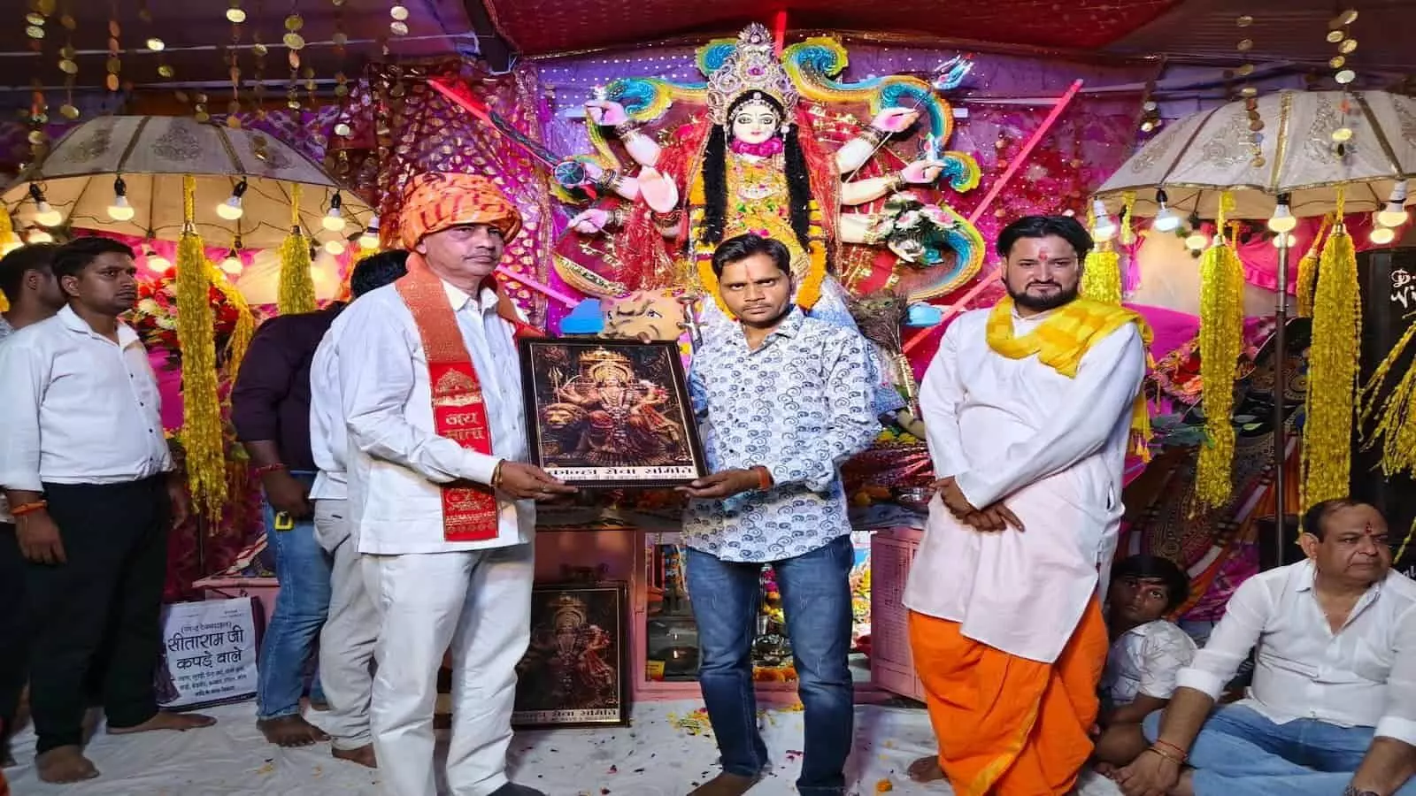 तस्वीर में सवाई माधोपुर के हरसहाय जी का कटला में आयोजित दुर्गा पूजा महोत्सव के दौरान मौजूद श्रद्धालु दिख रहे हैं। तस्वीर में सवाई माधोपुर के हरसहाय जी का कटला में आयोजित दुर्गा पूजा महोत्सव के दौरान मौजूद श्रद्धालु दिख रहे हैं।