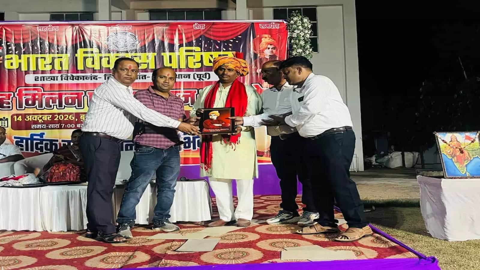 तस्वीर में हिण्डौन सिटी में भारत विकास परिषद के कार्यक्रम दौरान स्वामी विवेकानंद के चित्र के समक्ष दीप प्रज्ज्वलित करते अतिथि दिख रहे हैं। तस्वीर में हिण्डौन सिटी में भारत विकास परिषद के कार्यक्रम दौरान स्वामी विवेकानंद के चित्र के समक्ष दीप प्रज्ज्वलित करते अतिथि दिख रहे हैं।