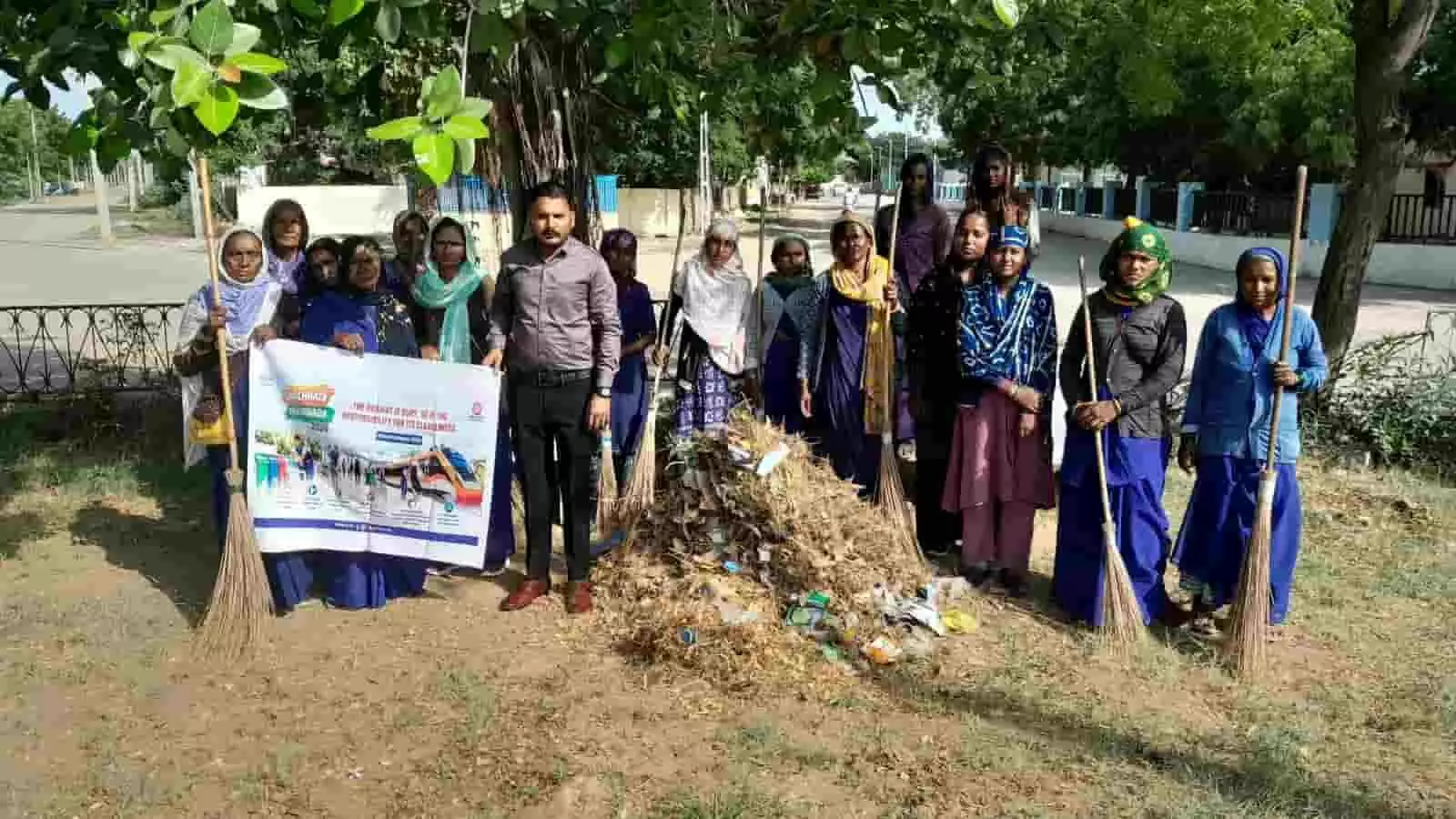 तस्वीर में अहमदाबाद में स्वच्छता अभियान के तहत बैनर और झाड़ू के साथ खड़े रेलकर्मी। तस्वीर में अहमदाबाद में स्वच्छता अभियान के तहत बैनर और झाड़ू के साथ खड़े रेलकर्मी।