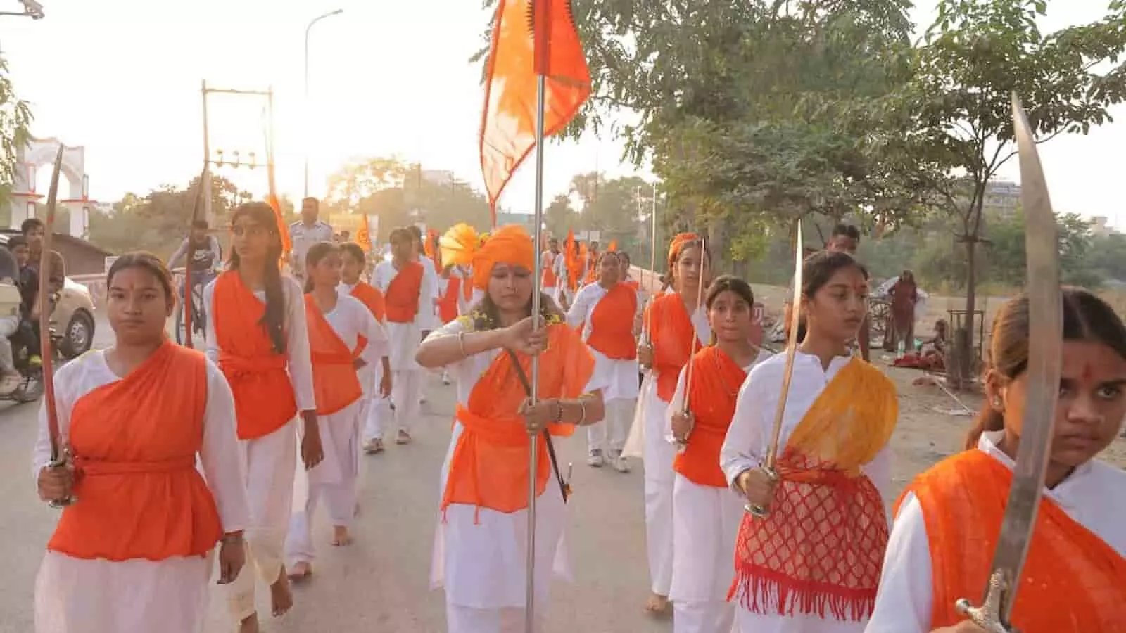 तस्वीर में दुर्गावाहिनी की कार्यकर्ता चित्तौड़गढ़ में दुर्गाष्टमी के अवसर पर शक्ति संचलन के दौरान मार्च करती नजर आ रही हैं। तस्वीर में दुर्गावाहिनी की कार्यकर्ता चित्तौड़गढ़ में दुर्गाष्टमी के अवसर पर शक्ति संचलन के दौरान मार्च करती नजर आ रही हैं।