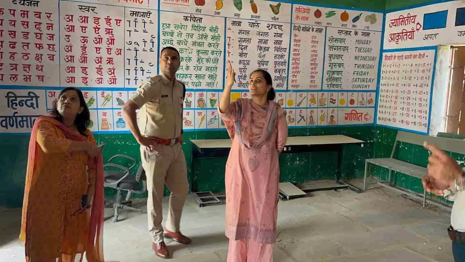 तस्वीर में जिला निर्वाचन अधिकारी और पुलिस अधीक्षक चित्तौड़गढ़ के एक विद्यालय कक्ष का निरीक्षण करते दिख रहे हैं। तस्वीर में जिला निर्वाचन अधिकारी और पुलिस अधीक्षक चित्तौड़गढ़ के एक विद्यालय कक्ष का निरीक्षण करते दिख रहे हैं।