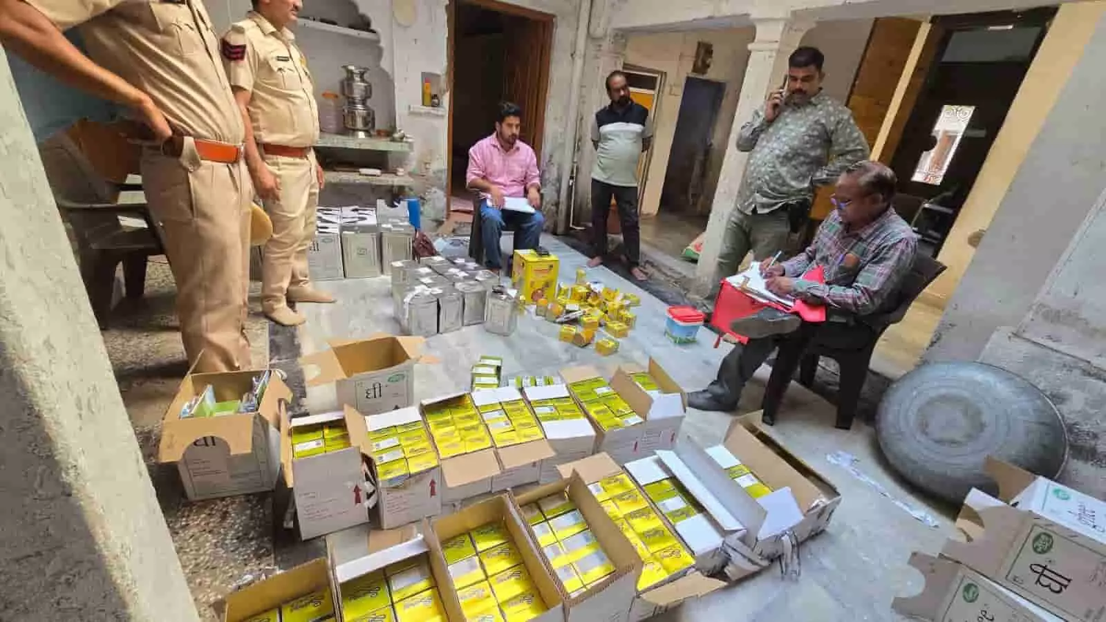 तस्वीर में पुलिस और खाद्य सुरक्षा टीम चित्तौड़गढ़ के राशमी में जब्त संदिग्ध घी के डिब्बों की जांच कर रही है। तस्वीर में पुलिस और खाद्य सुरक्षा टीम चित्तौड़गढ़ के राशमी में जब्त संदिग्ध घी के डिब्बों की जांच कर रही है।