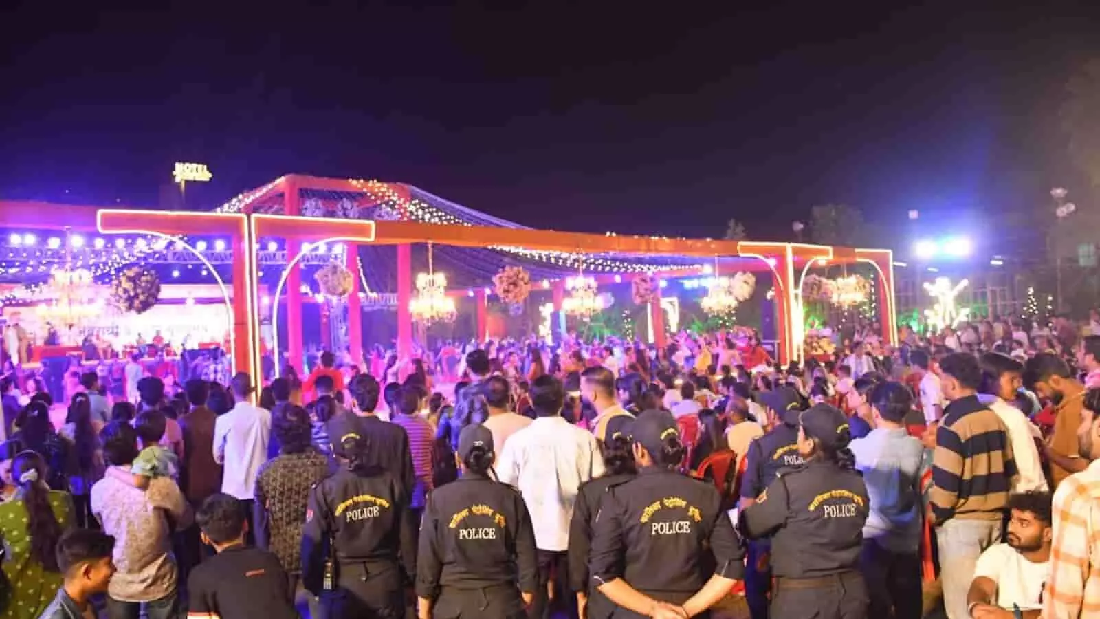 तस्वीर में गरबा पंडाल के पास सुरक्षा व्यवस्था संभालती महिला पुलिसकर्मी दिख रही हैं। तस्वीर में गरबा पंडाल के पास सुरक्षा व्यवस्था संभालती महिला पुलिसकर्मी दिख रही हैं।