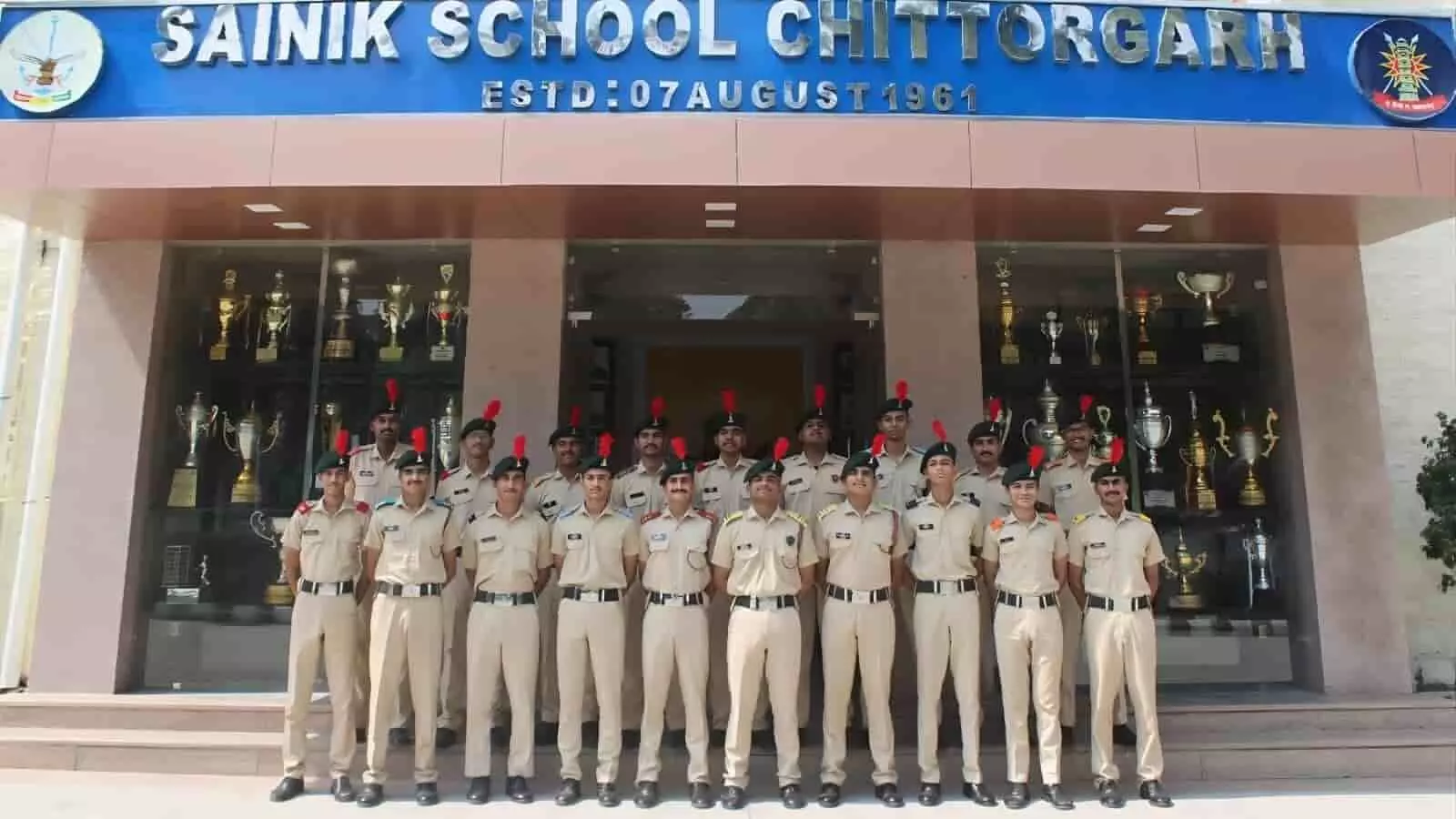 सैनिक स्कूल चित्तौड़गढ़ भवन के सामने वर्दी में खड़े सफल कैडेट्स। सैनिक स्कूल चित्तौड़गढ़ भवन के सामने वर्दी में खड़े सफल कैडेट्स।