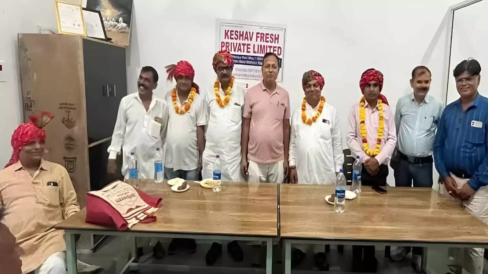 तस्वीर में गंगापुर सिटी नगर परिषद के नवनिर्वाचित सभापति कुबेर गोयल और पार्षद एक सम्मान समारोह में नजर आ रहे हैं। तस्वीर में गंगापुर सिटी नगर परिषद के नवनिर्वाचित सभापति कुबेर गोयल और पार्षद एक सम्मान समारोह में नजर आ रहे हैं।