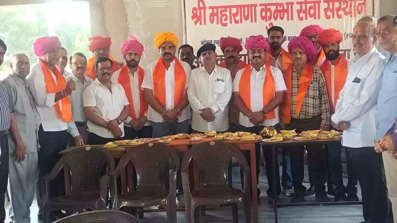 तस्वीर में चित्तौड़गढ़ स्थित श्री महाराणा कुम्भा सेवा संस्थान परिसर में साफा और दुपट्टा पहने सदस्य सम्मान समारोह में खड़े हैं। तस्वीर में चित्तौड़गढ़ स्थित श्री महाराणा कुम्भा सेवा संस्थान परिसर में साफा और दुपट्टा पहने सदस्य सम्मान समारोह में खड़े हैं।