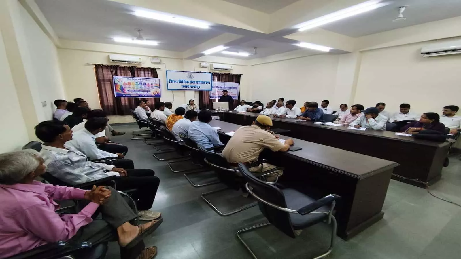 एडीआर सेंटर सवाई माधोपुर में आयोजित संवेदनशीलता प्रशिक्षण सत्र की बैठक में उपस्थित अधिकारी और पैनल अधिवक्ता। एडीआर सेंटर सवाई माधोपुर में आयोजित संवेदनशीलता प्रशिक्षण सत्र की बैठक में उपस्थित अधिकारी और पैनल अधिवक्ता।