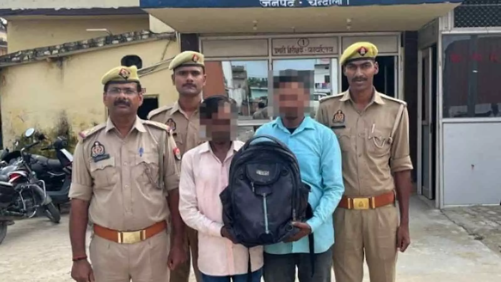 तस्वीर में अलीनगर थाने के बाहर पुलिस हिरासत में खड़े दो आरोपी और सुरक्षा में तैनात पुलिसकर्मी। तस्वीर में अलीनगर थाने के बाहर पुलिस हिरासत में खड़े दो आरोपी और सुरक्षा में तैनात पुलिसकर्मी।