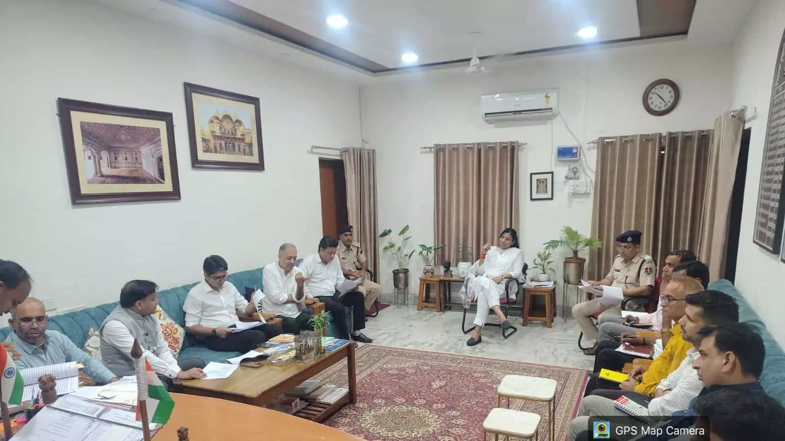 तस्वीर में करौली जिला विधिक सेवा प्राधिकरण बैठक में मौजूद अधिकारी पीड़ित प्रतिकर पर चर्चा करते हुए। तस्वीर में करौली जिला विधिक सेवा प्राधिकरण बैठक में मौजूद अधिकारी पीड़ित प्रतिकर पर चर्चा करते हुए।