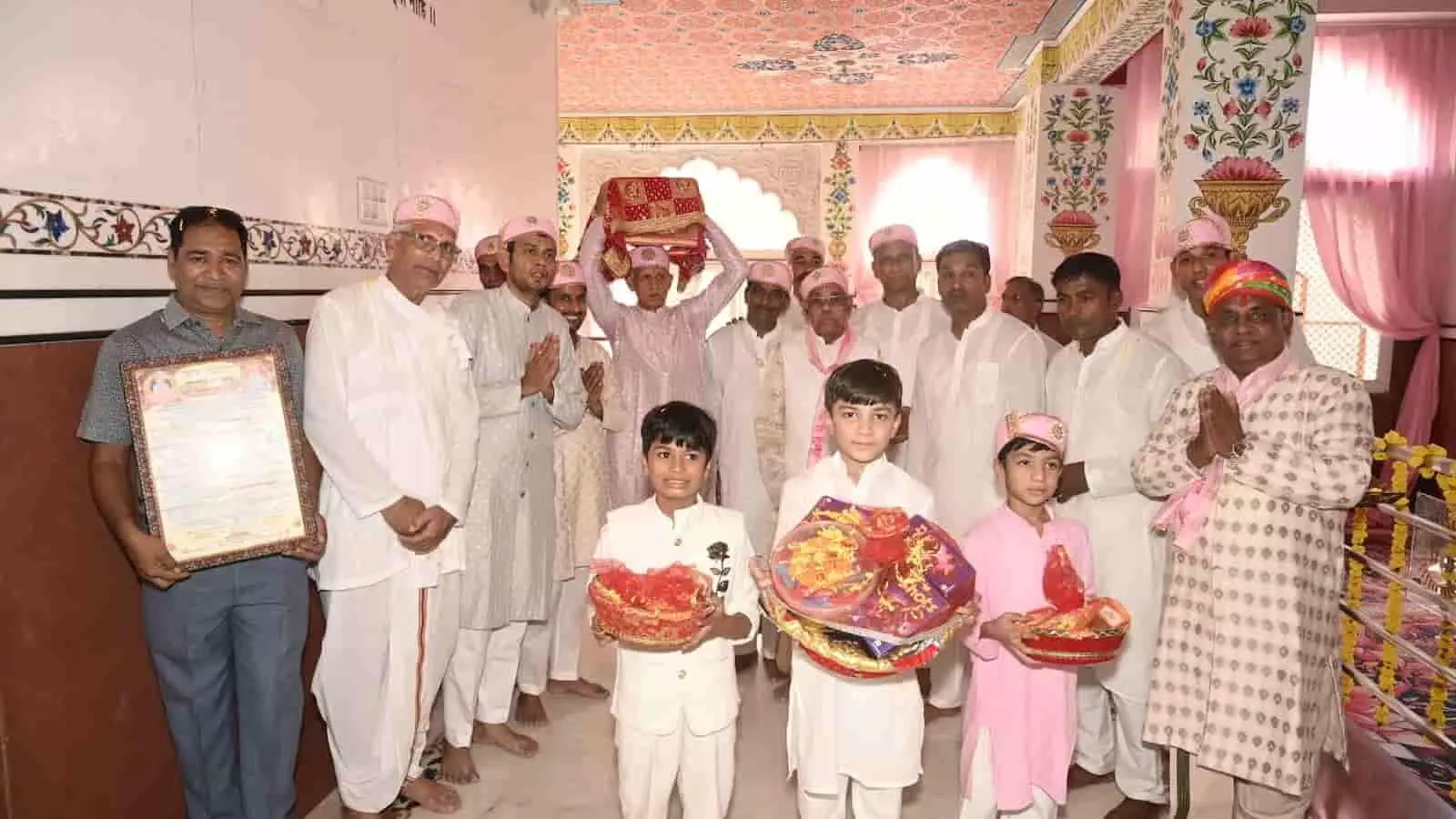 तस्वीर में भीलवाड़ा रामद्वारा धाम के भीतर पूजा सामग्री लिए खड़े रामस्नेही संत और श्रद्धालु। तस्वीर में भीलवाड़ा रामद्वारा धाम के भीतर पूजा सामग्री लिए खड़े रामस्नेही संत और श्रद्धालु।