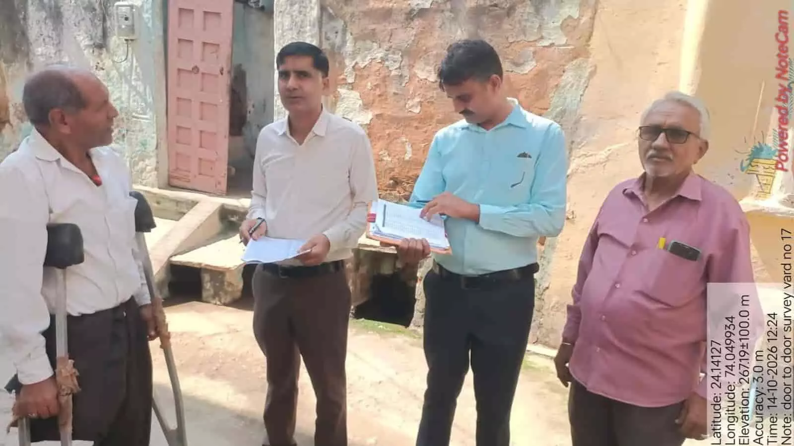 तस्वीर में सलूम्बर के वार्ड 17 में अधिकारियों को राशन कार्ड धारक का सत्यापन करते देखा जा सकता है। तस्वीर में सलूम्बर के वार्ड 17 में अधिकारियों को राशन कार्ड धारक का सत्यापन करते देखा जा सकता है।