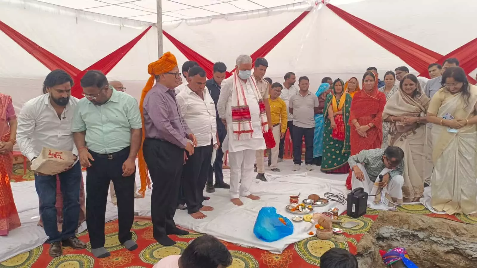 तस्वीर में सवाई माधोपुर के बालिका विद्यालय में शिलान्यास पूजन करते कैबिनेट मंत्री डॉ. किरोड़ीलाल मीणा। तस्वीर में सवाई माधोपुर के बालिका विद्यालय में शिलान्यास पूजन करते कैबिनेट मंत्री डॉ. किरोड़ीलाल मीणा।
