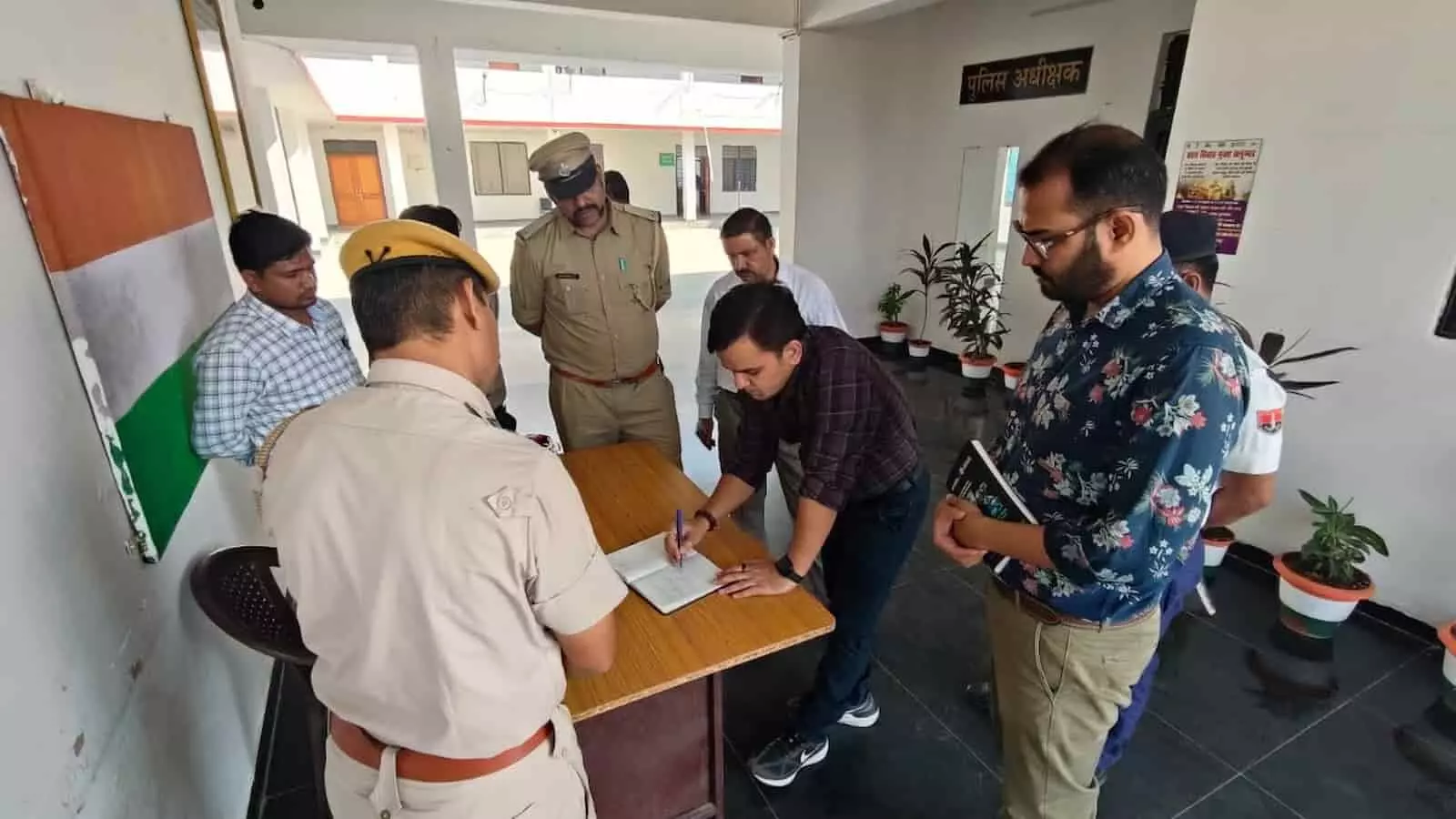 तस्वीर में उप जिला निर्वाचन अधिकारी सलूंबर में अधिकारियों संग नामांकन प्रक्रिया की समीक्षा करते दिख रहे हैं। तस्वीर में उप जिला निर्वाचन अधिकारी सलूंबर में अधिकारियों संग नामांकन प्रक्रिया की समीक्षा करते दिख रहे हैं।